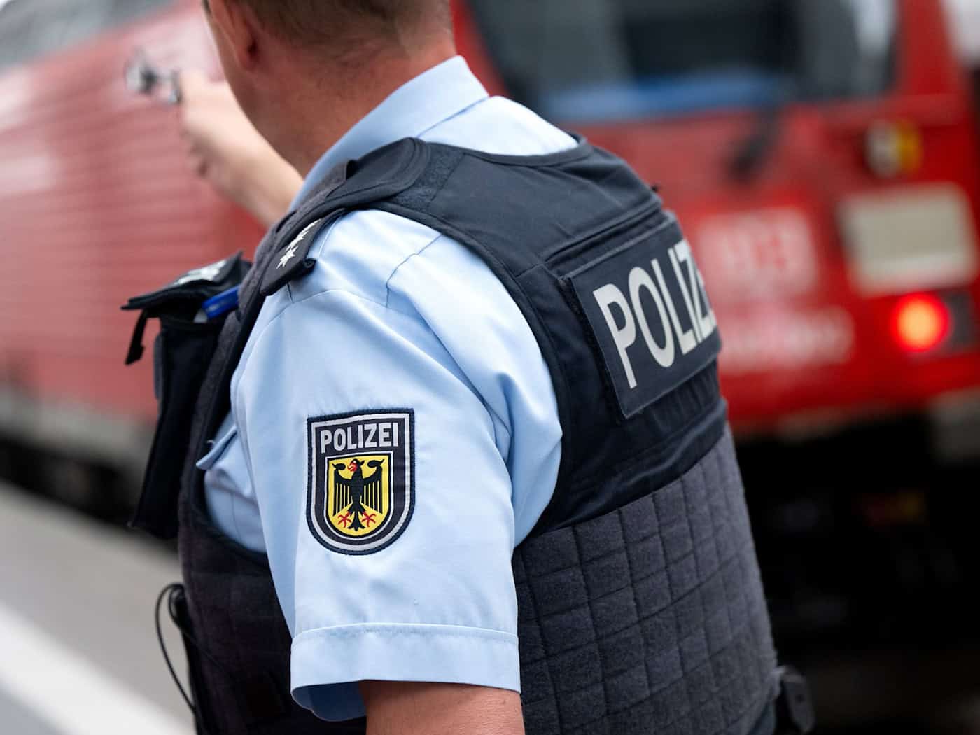 Unbekannte fahren auf Dach von Regionalbahn mit