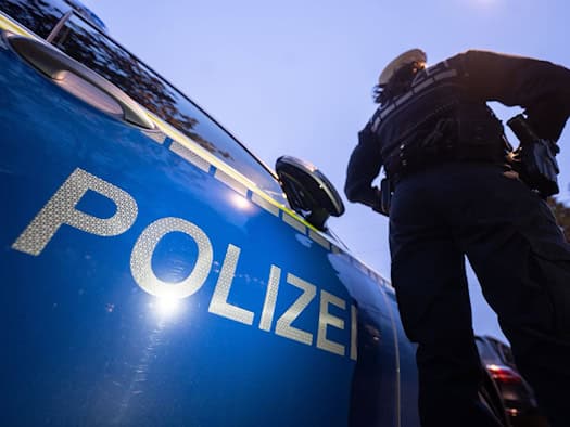 Unbekannter attackiert Fußgänger nach Fahrmanöver in Ansbach