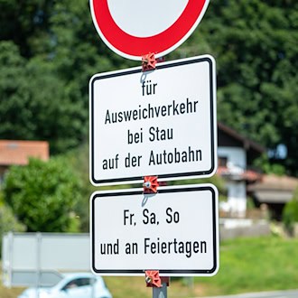 Polizei verschärft Kontrollen bei Durchfahrtsverboten an A8 und A93 im Landkreis Rosenheim