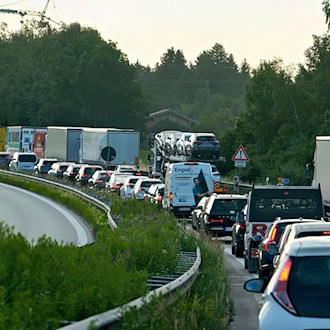 Letzte Ferienstarts sorgen für volle Autobahnen – Stau-Schwerpunkte in Schleswig-Holstein, Bayern und Baden-Württemberg