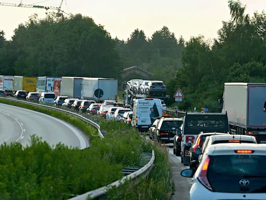 Letzte Ferienstarts sorgen für volle Autobahnen – Stau-Schwerpunkte in Schleswig-Holstein, Bayern und Baden-Württemberg
