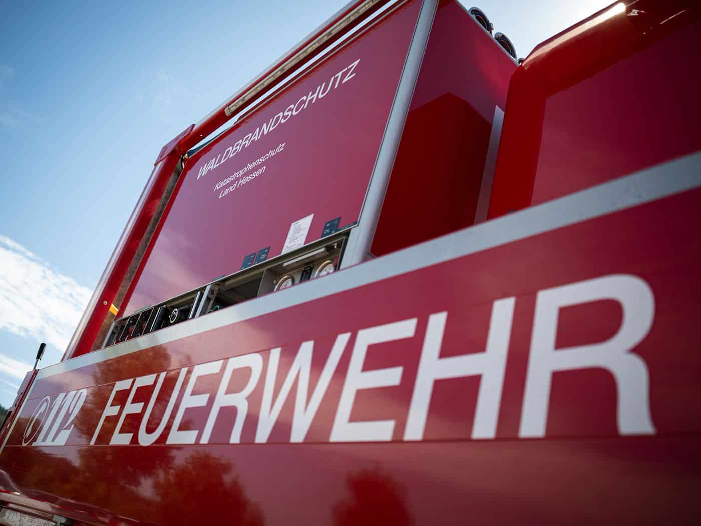 Wald bei Rodenbach in Hessen brennt: Rauch zieht nach Bayern