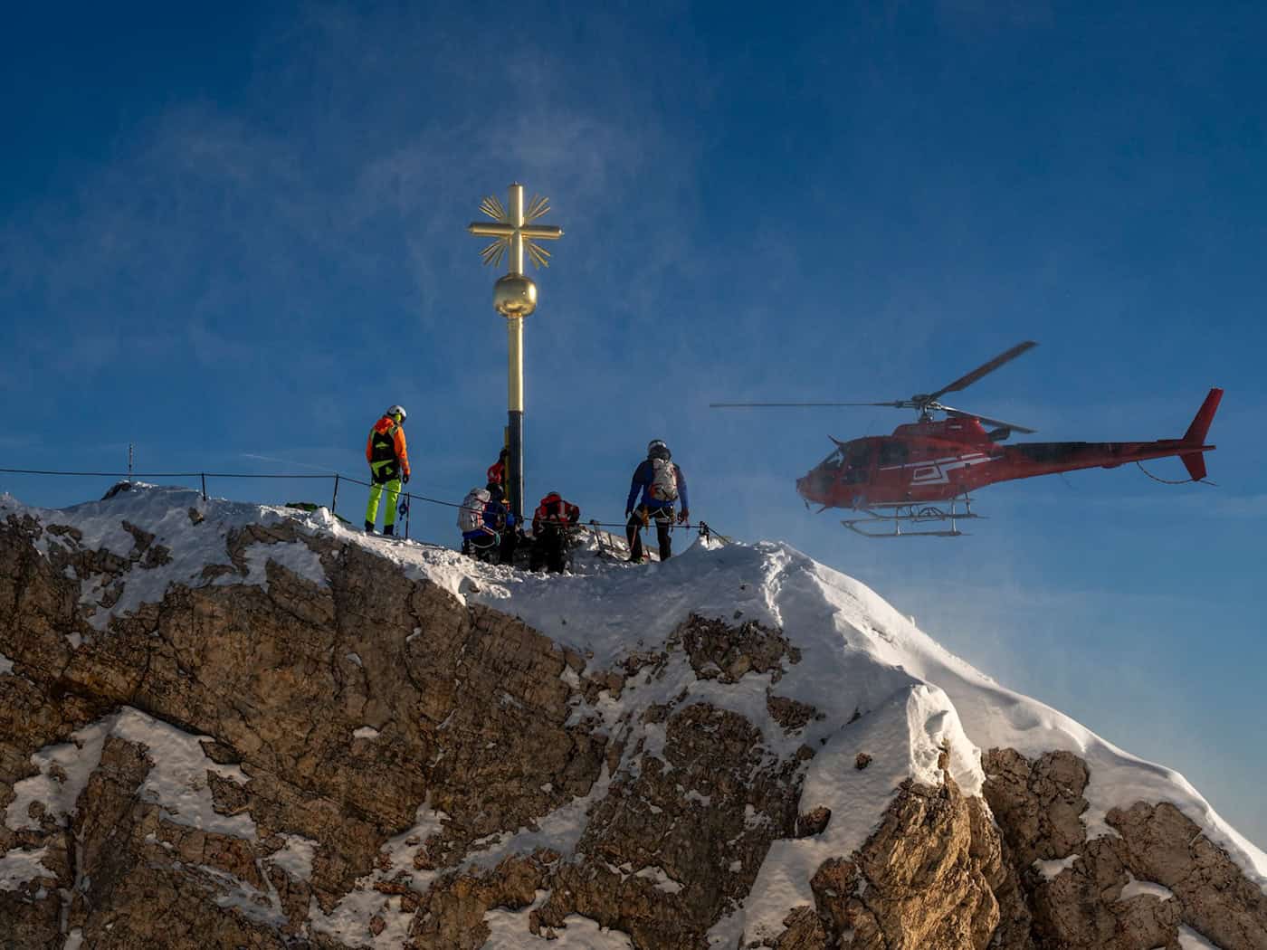 Wieder Sticker am Kreuz der Zugspitze: Klebesünder gesucht