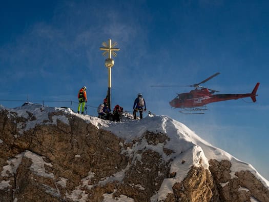 Wieder Sticker am Kreuz der Zugspitze: Klebesünder gesucht