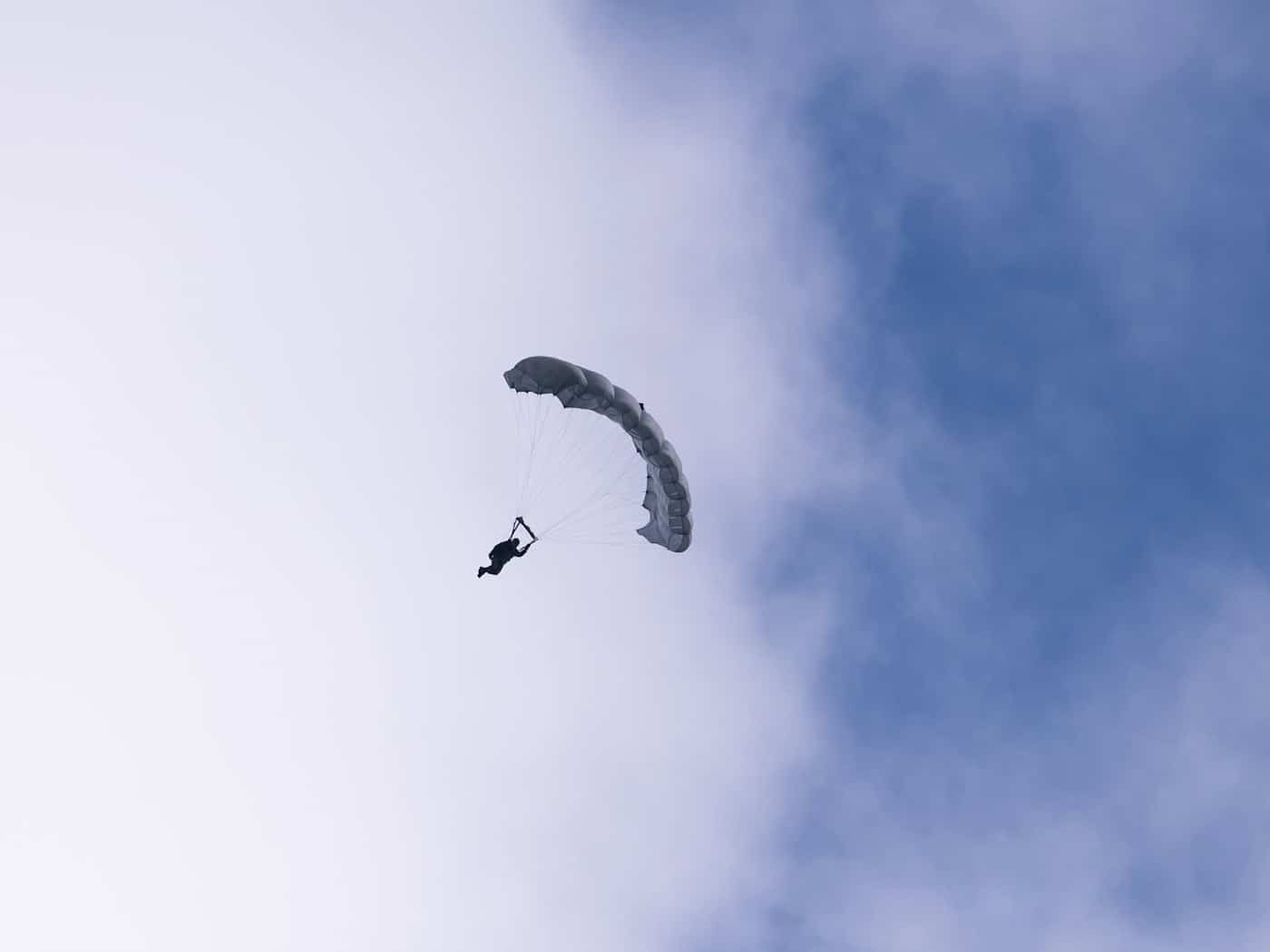 Wind falsch eingeschätzt: Fallschirmspringer verletzt sich