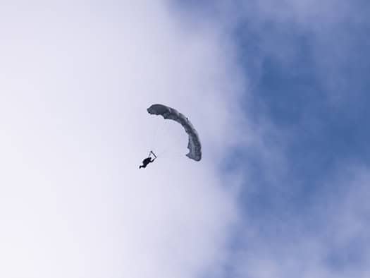 Wind falsch eingeschätzt: Fallschirmspringer verletzt sich