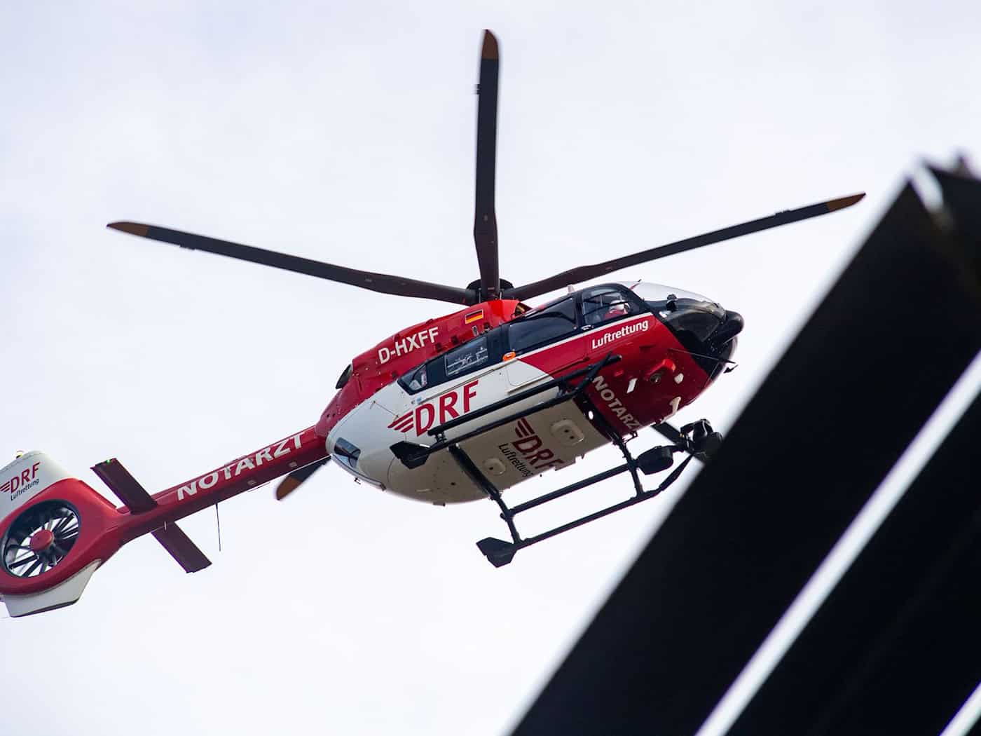 Zusammenstoß zwischen Lastwagen und Auto - A93 gesperrt