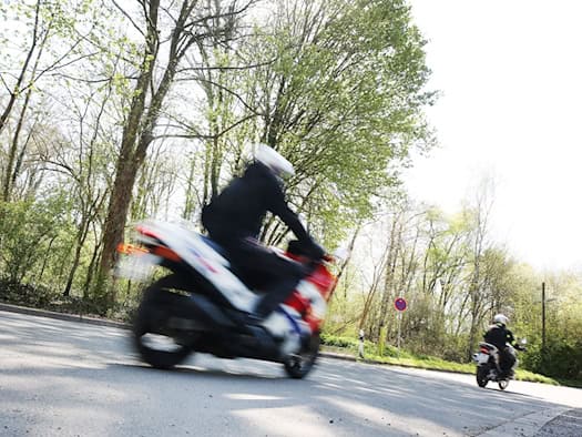 Zwei Motorradfahrer bei Unfall schwer verletzt