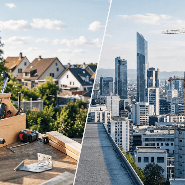 Werkzeugset auf Holztisch vor Häusern mit Satteldächern und im Kontrast dazu Skyline mit Hochhäusern und Baukran