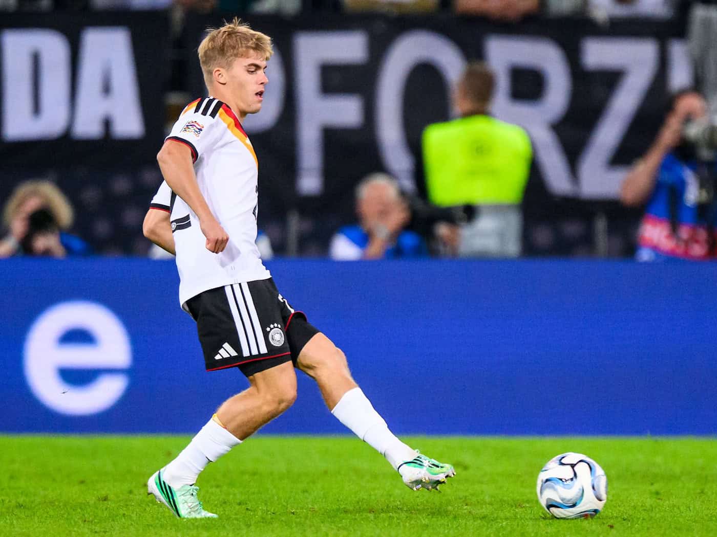 Augsburger Behrens feiert DFB-Debüt trotz 0:1 gegen Griechenland