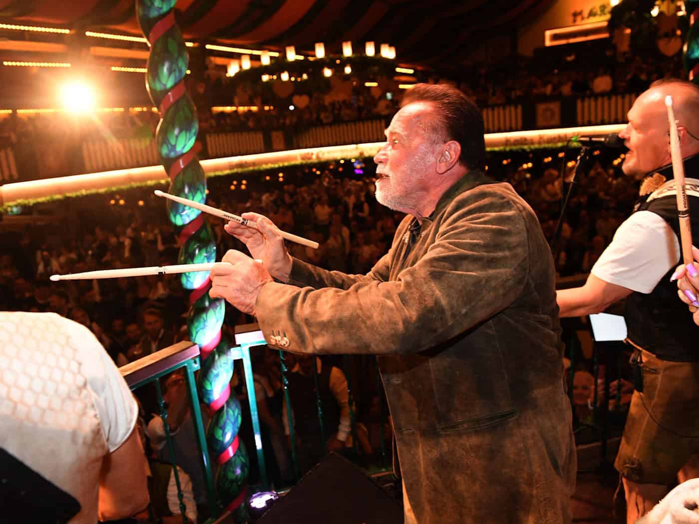 Der Terminator dirigiert: Schwarzenegger auf dem Oktoberfest