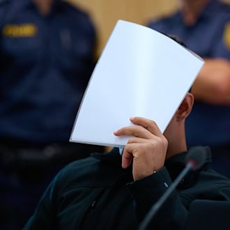 Grausamer Mord an Ehefrau: Angeklagter schweigt