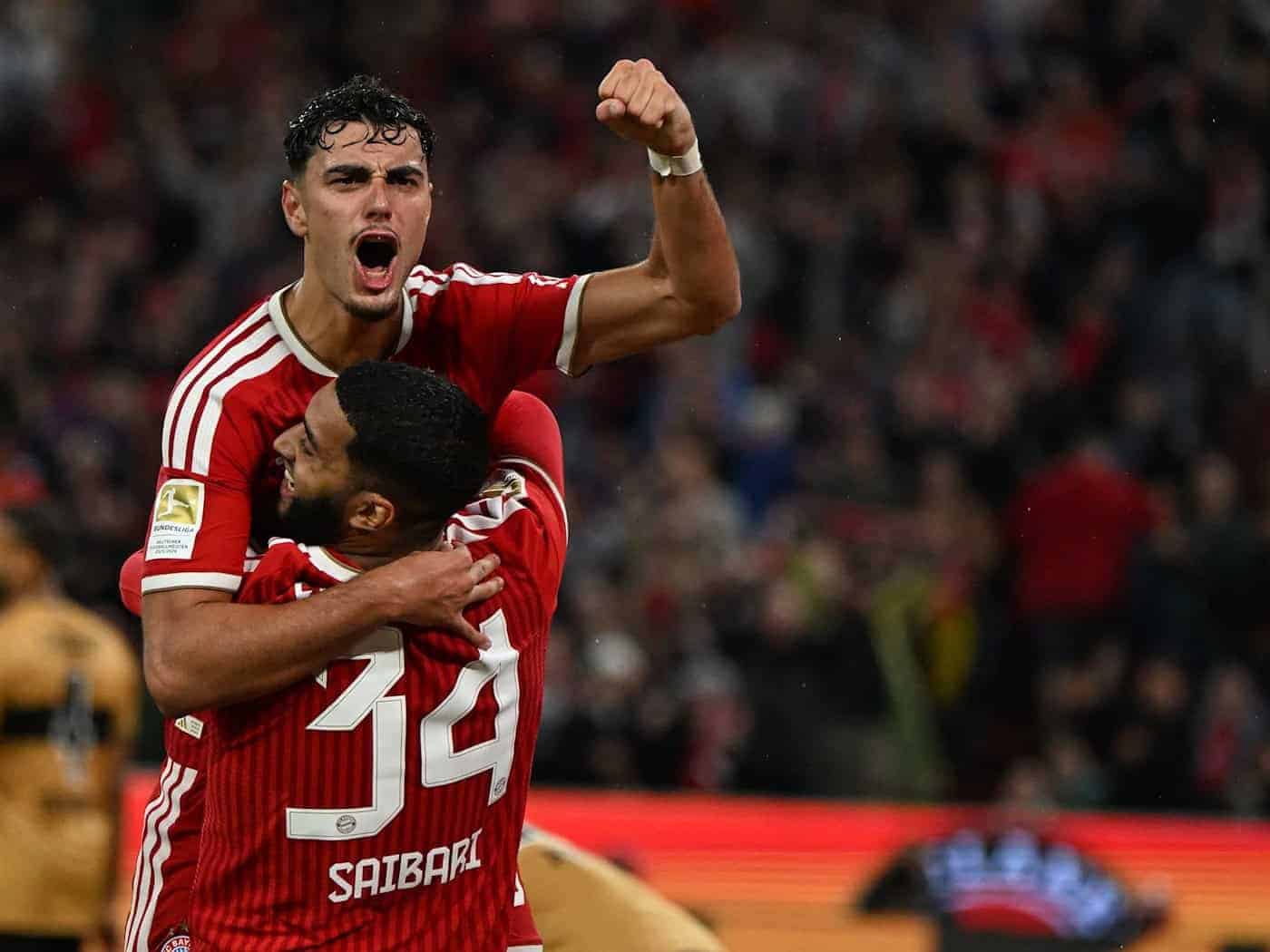 Bayern Spieler Pavlovic und Saibari