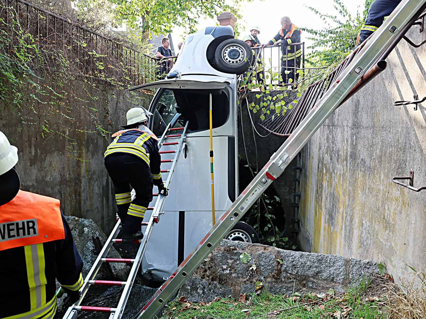Gas und Bremse verwechselt: Transporter landet in Bach