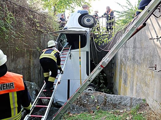 Gas und Bremse verwechselt: Transporter landet in Bach