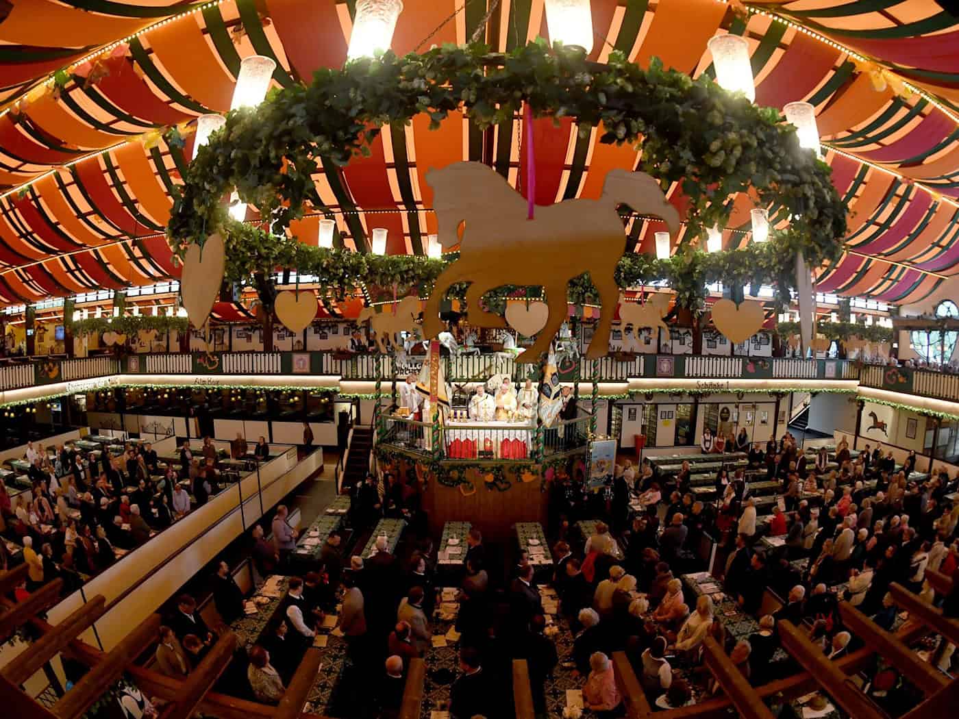 Gedenkminute für toten Mitarbeiter auf Oktoberfest