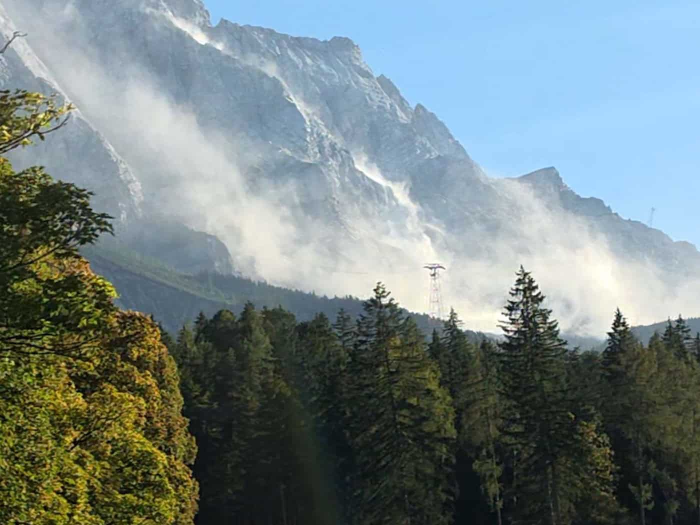 Felssturz an der Zugspitze (Tirol) verursacht große Staubwolke