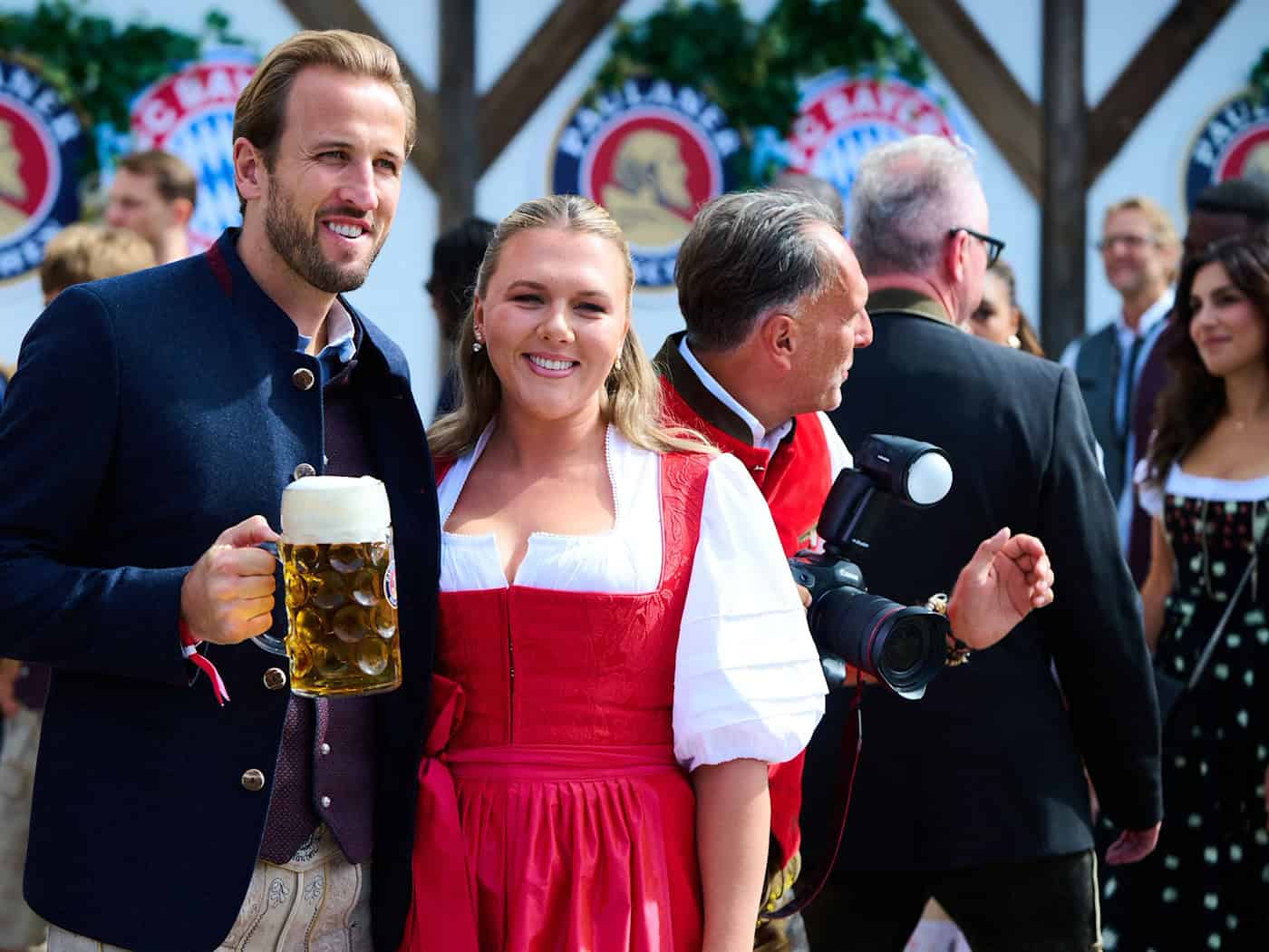 Hoch die Krüge: 100-Tore-Kane und ein Wiesn-Gruß an den BVB
