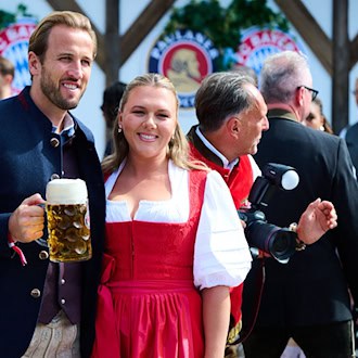Hoch die Krüge: 100-Tore-Kane und ein Wiesn-Gruß an den BVB
