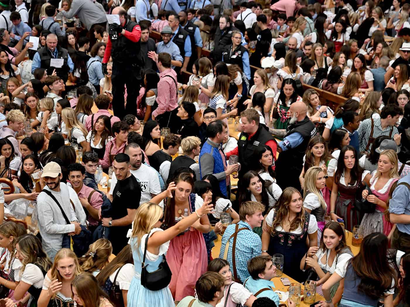Starker Andrang am späten Nachmittag auf dem Münchner Oktoberfest