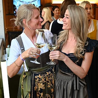 Hunderte Frauen feiern lesbisches Wiesn-Event