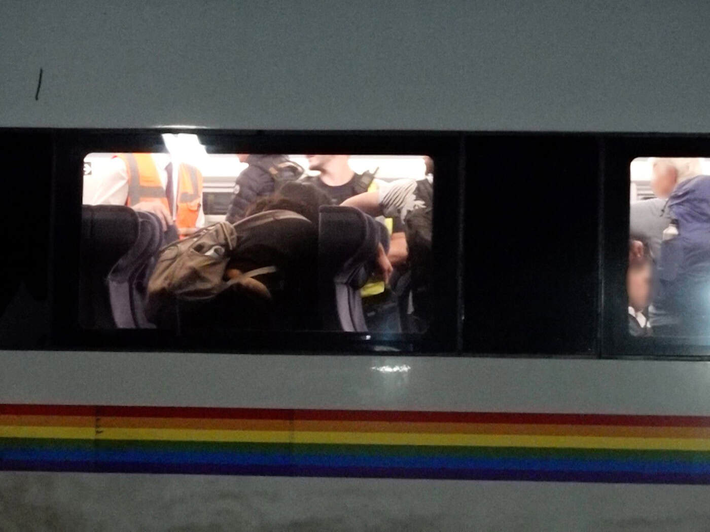 ICE-Tür öffnet sich während der Fahrt – Nothalt in Tunnel