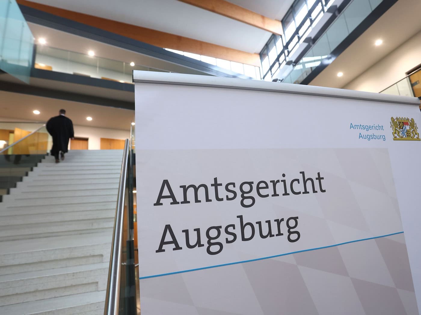 Jugendlicher bestreitet Terrorvorwürfe vor Gericht