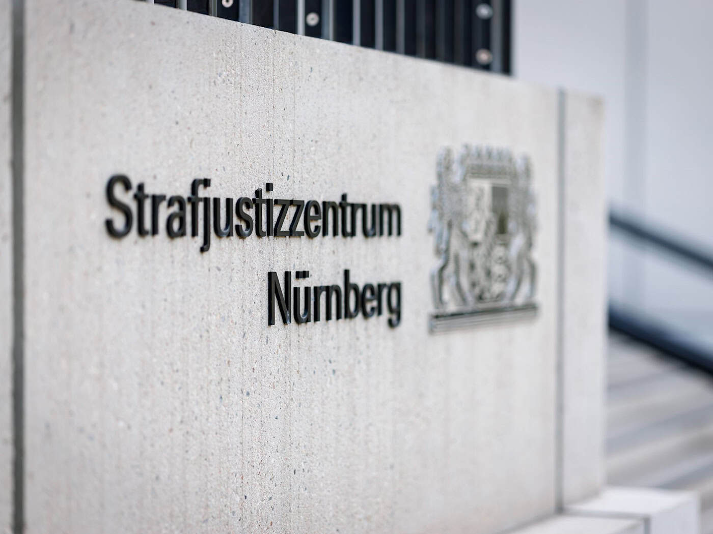 Junge Männer wegen Handels mit Waffen und Drogen verurteilt