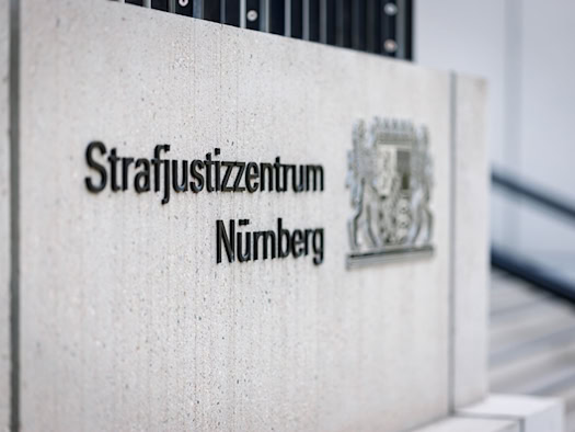 Junge Männer wegen Handels mit Waffen und Drogen verurteilt