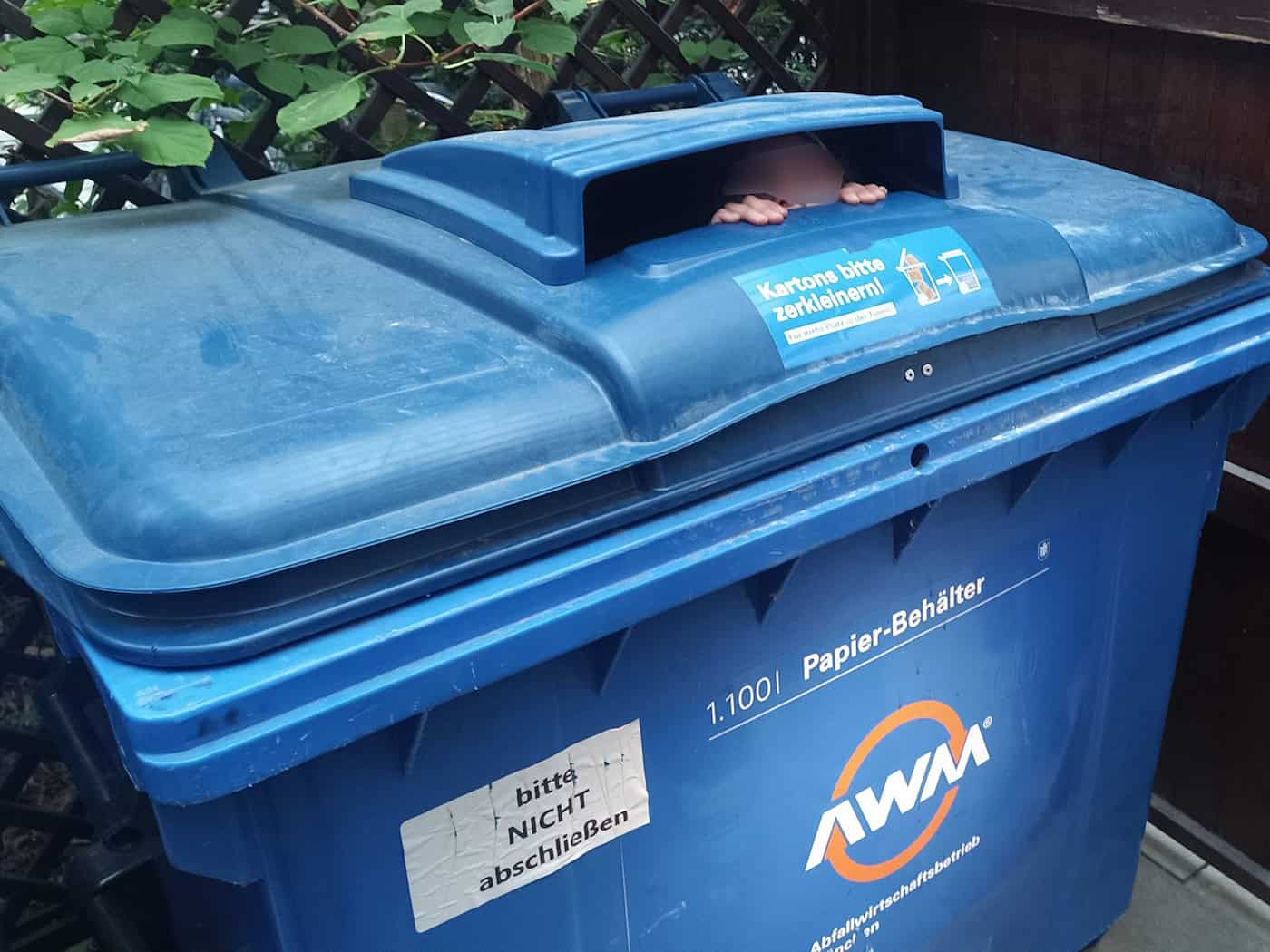 Kind sperrt sich in Papiercontainer ein