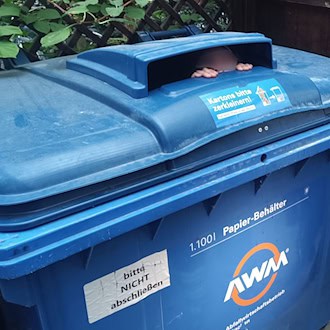 Kind sperrt sich in Papiercontainer ein