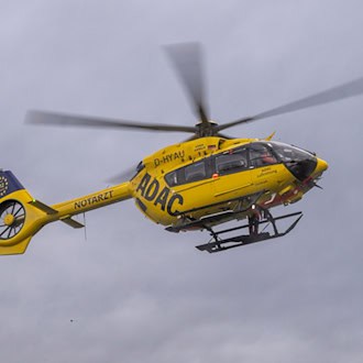 Kleintransporter prallt auf A3 auf Lkw – Schwerverletzter