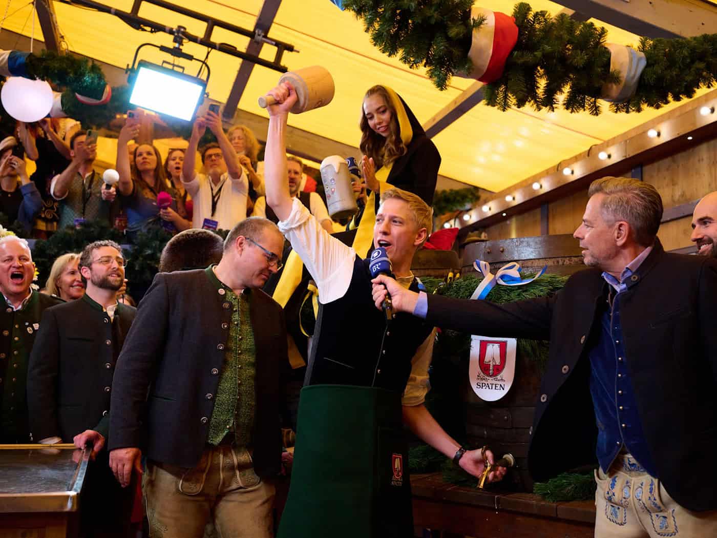 «Bilderbuchstart»: Sonne, Bier und Promis auf der Wiesn