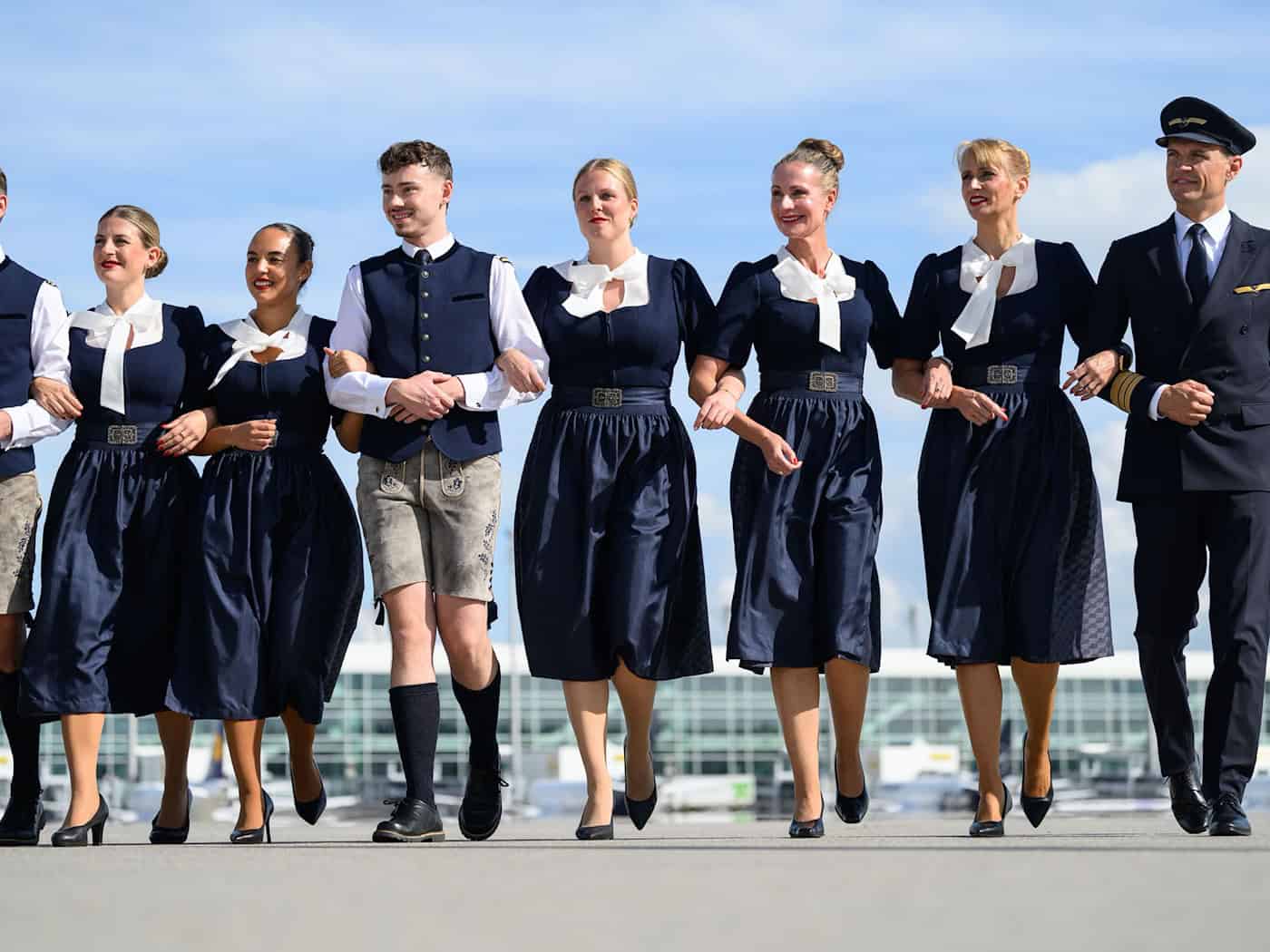Lufthansa-Crews fliegen zum Wiesn-Start in neuer Tracht