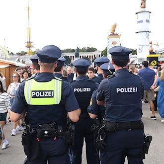 Mann filmt unter Dirndl - Wiesn-Besucher schreiten ein