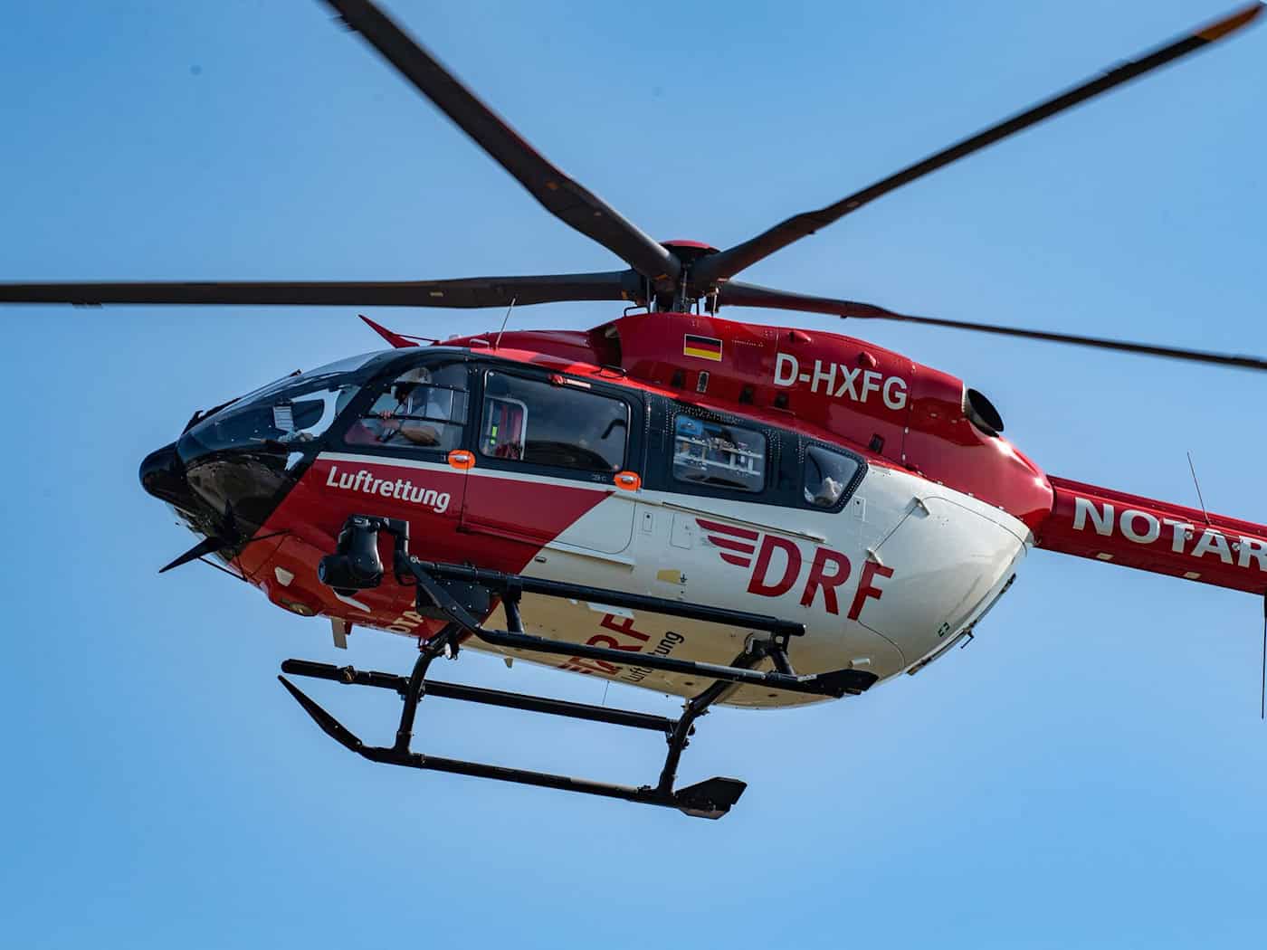 Mehrfacher Überschlag: 17-Jähriger aus Auto geschleudert