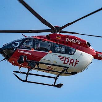 Mehrfacher Überschlag: 17-Jähriger aus Auto geschleudert