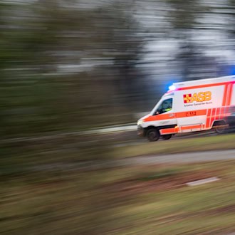 Mutige Helferin im Wald: Frau befreit Verletzten mit Traktor