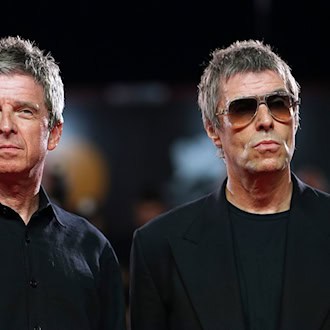 Oasis kündigt neue Tourdaten an – Leuchtdrohnen über Manchester, Hinweise auf München