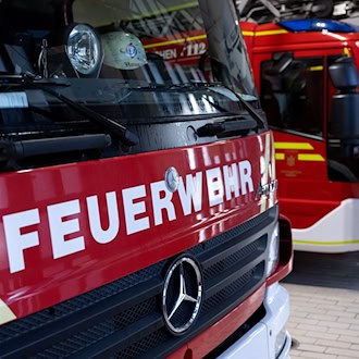 Oldtimer fängt an Zapfsäule Feuer