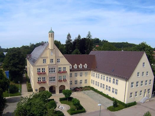 Blick auf das Amtsgebäude in Krumbach