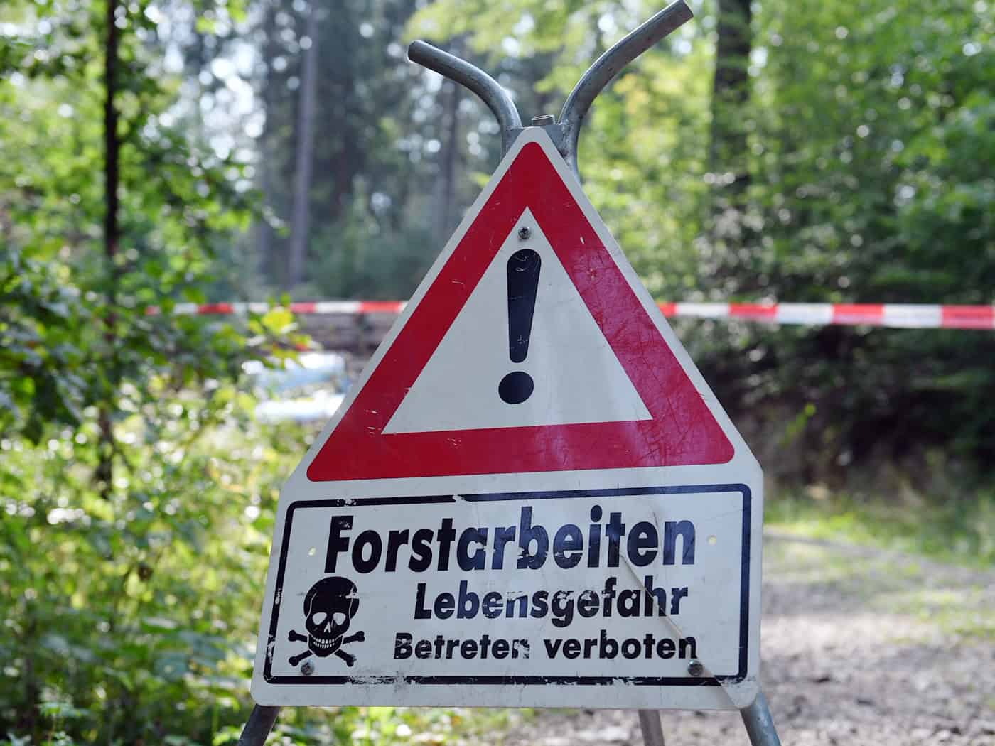 Radfahrer wird von Forstmaschine erfasst und getötet