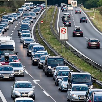 Ferienende in Bayern: Staus auf A8 und A7 bei Heimkehrern