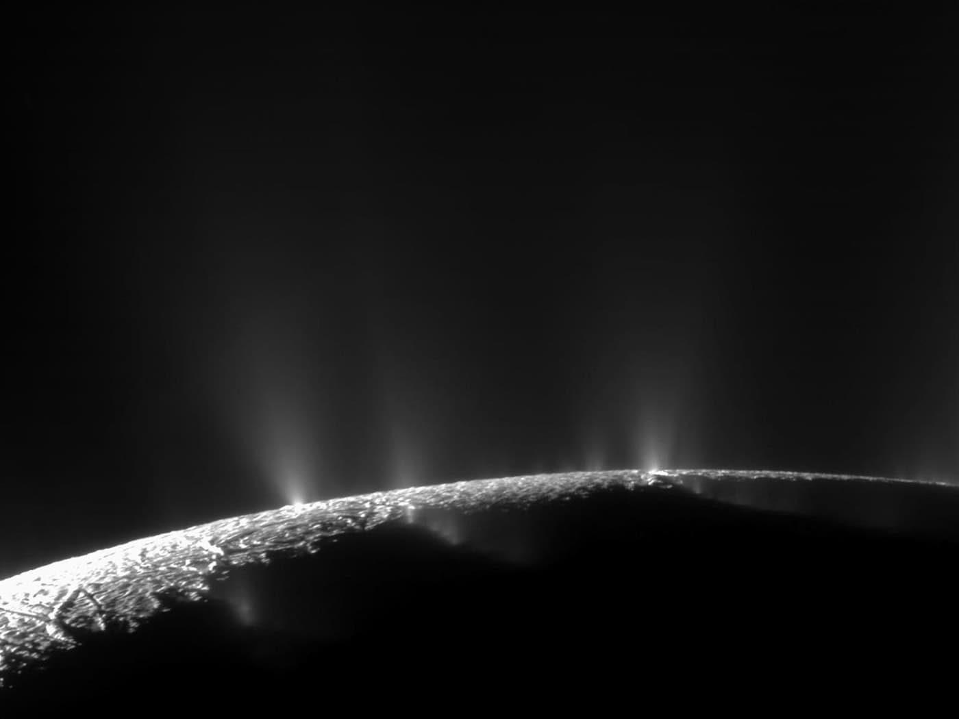 Studie: Mikroben könnten im Ozean des Saturnmonds Enceladus überleben