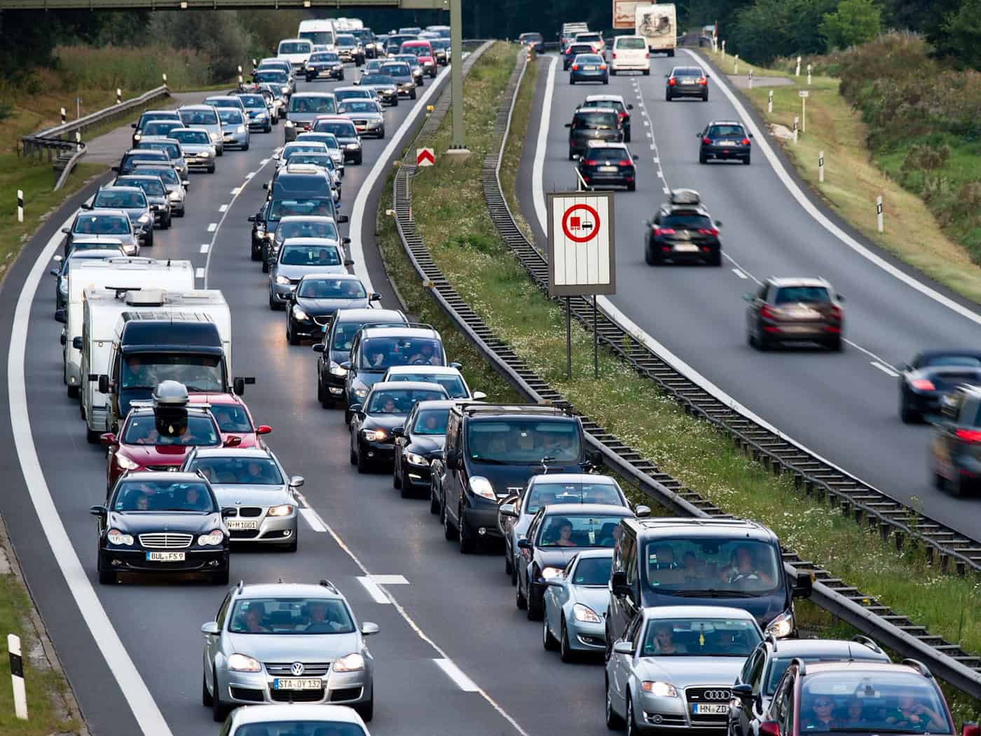 Volle Autobahnen in Bayern: A8 Richtung Salzburg neun Kilometer Stau