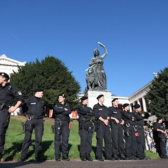 Internationale Taschendiebfahnder stellen zwei Verdächtige am ersten Wiesnabend in München