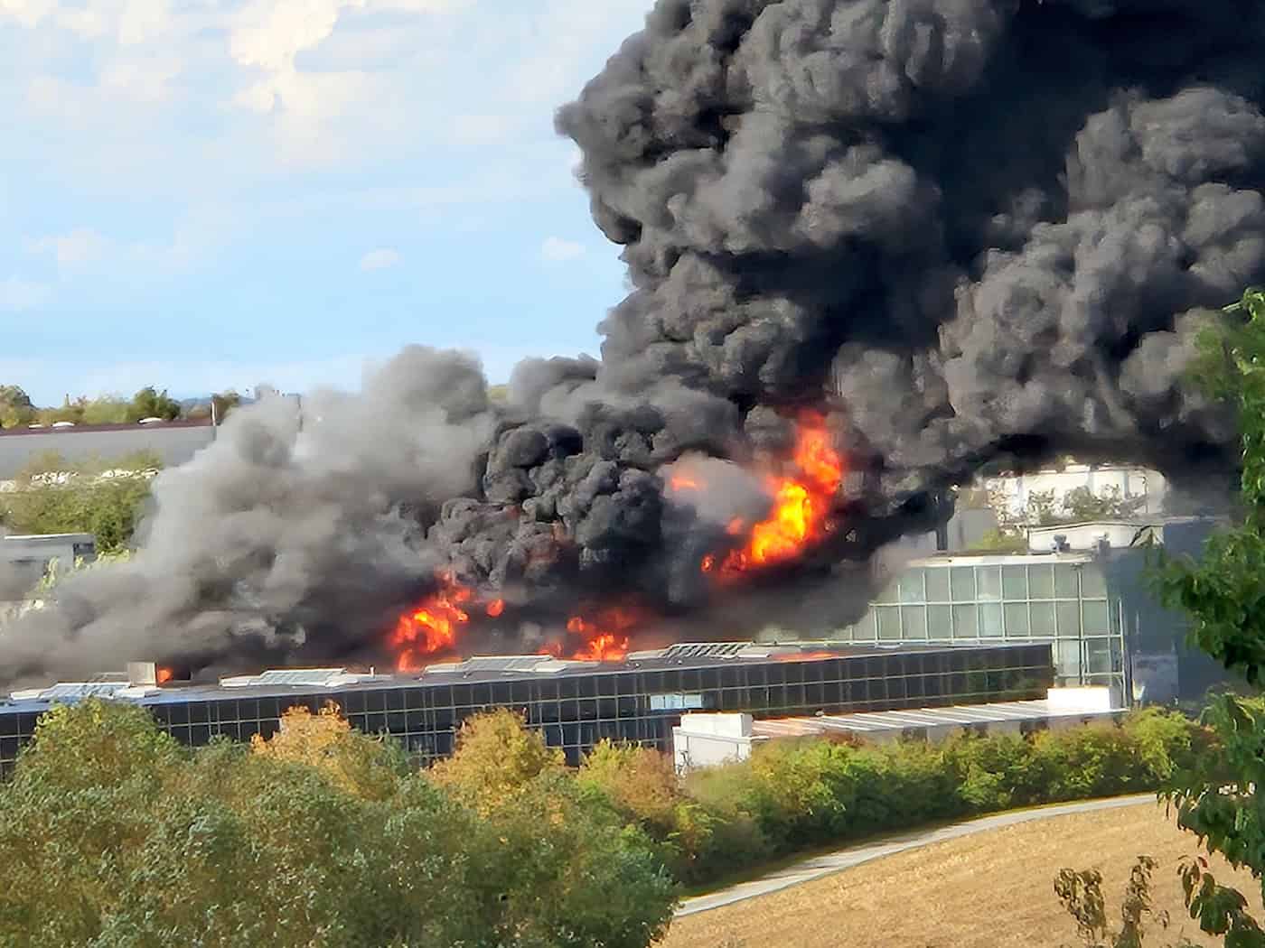 Trampolinhalle nach Feuer teilweise einsturzgefährdet