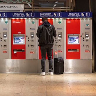 Unbekannte sprengen Fahrkartenautomaten