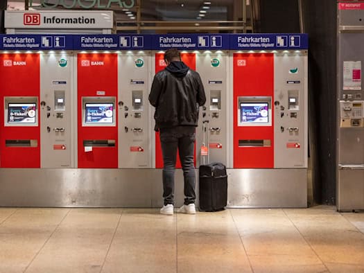 Unbekannte sprengen Fahrkartenautomaten