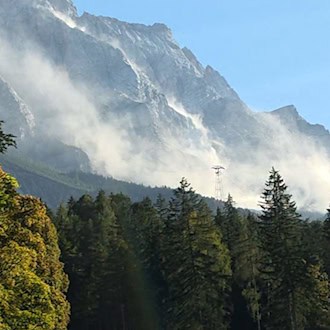 Felssturz an der Zugspitze bei rund 2.800 Metern – Standort zwischen Bayern und Tirol unklar